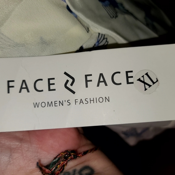 Face2Face NWT beautiful cream & blue Butterfly & bird button down - Picture 7 of 9